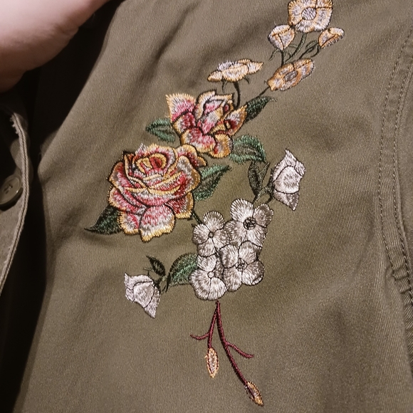 Maurices Embroidered Roses Military Jacket Size Large - Picture 4 of 7